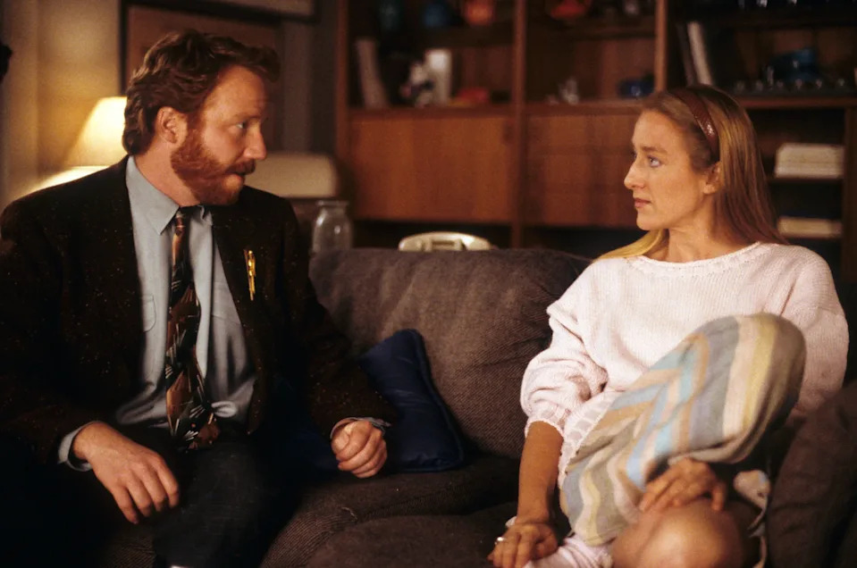 Timohty Busfield and Patricia Wettig, seated, in 1989 on ABC’s Thirtysomething. 